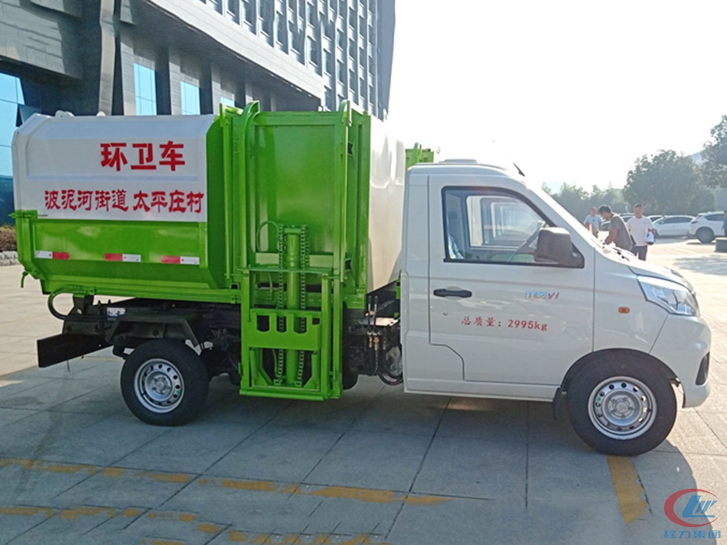 j9.com(中国区)官方网站集团国六福田挂桶垃圾车批量发车